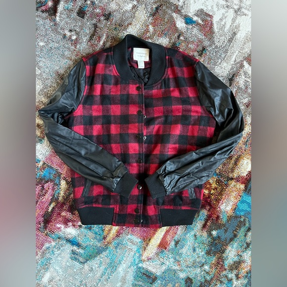 EUC Forever 21 Women’s small red black buffalo plaid bomber jacket faux leather - Picture 3 of 12